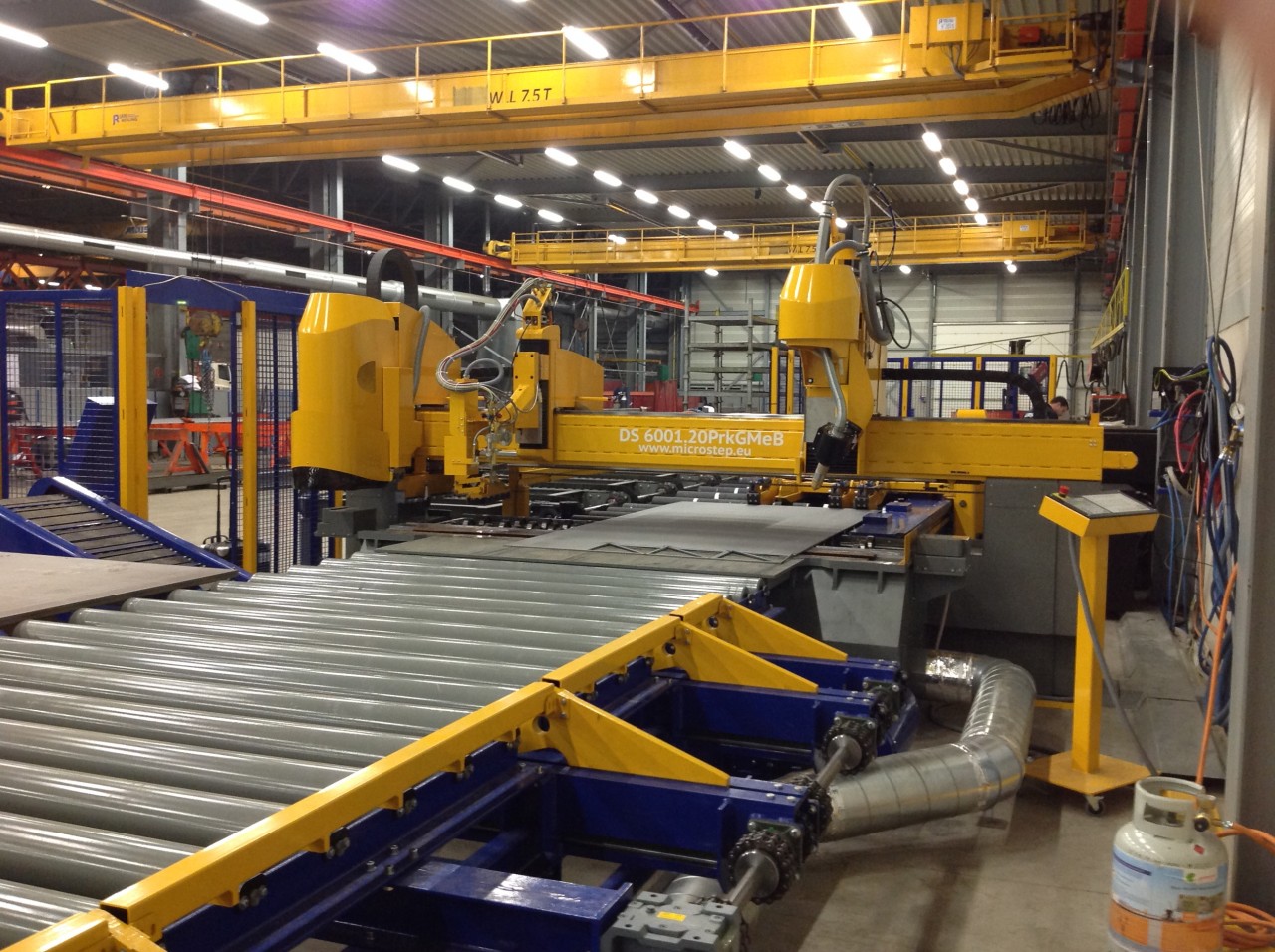 Portal of the DS machine with technological tool stations and the output conveyor with mechanical sliders